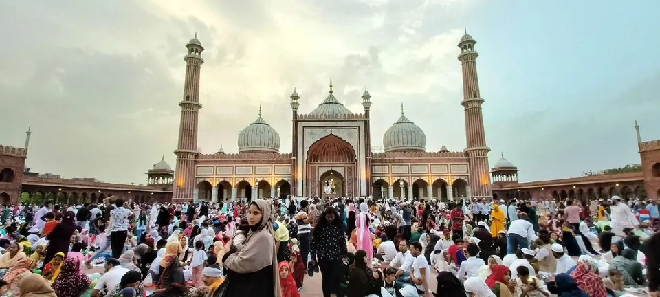 Crowds gathered in the courtyard of Jama Masjid, Delhi